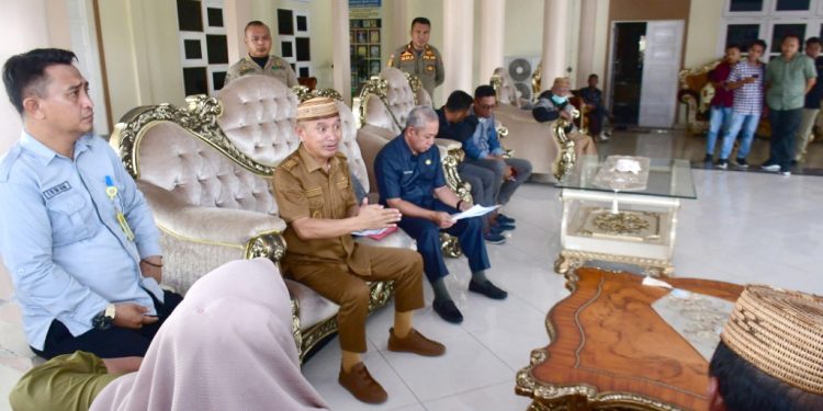 Desak Kades Dinonaktifkan, Warga Patuhu Temui Bupati Pohuwato