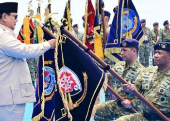 Presiden Prabowo Hadiri Presidential Inspection di KRI Radjiman, Anugerahkan Tanda Kehormatan