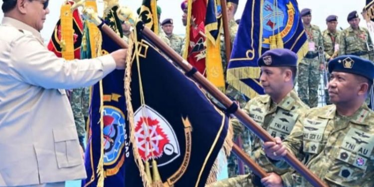 Presiden Prabowo Hadiri Presidential Inspection di KRI Radjiman, Anugerahkan Tanda Kehormatan